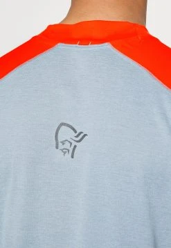 Norrøna Senja Equaliser Lightweight - Sports T-Shirt - Red 11 Norrøna Senja Equaliser Lightweight - Sports T-Shirt - Red -Norrøna Shop 56dcce6ca7d942a5bd87d3c4052f5061