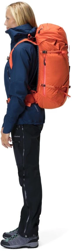 Norrøna Falketind 35L Bag Pack - Unisex|-|Sac à Dos Falketind 35L - Unisexe -Norrøna Shop NOR 1849 20 7E 7EModel3 20Pureed 20Pumpkin