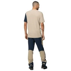 Norrøna Falketind Equaliser Merino T-Shirt - Merino Shirt -Norrøna Shop norroena falketind equaliser merino t shirt merino shirt detail 4